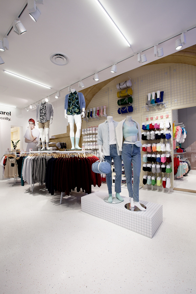 aldo_paredes_american_apparel_aix_en_provence_boutique_hd-14