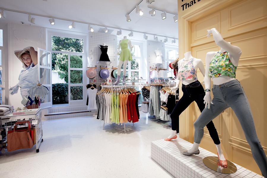 aldo_paredes_american_apparel_aix_en_provence_boutique_hd-27